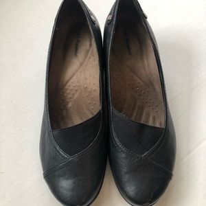 Women’s Hush Puppies 8.5 W Black leather upper shoes